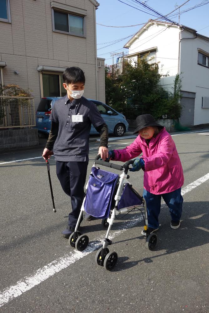 訪問看護中のスタッフ